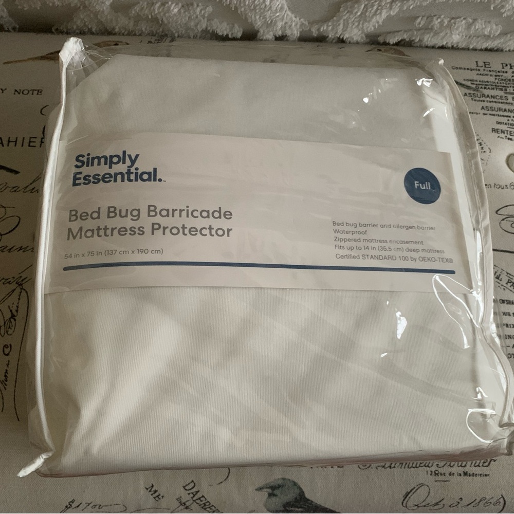 NWT Simply Essential FULL Mattress Protector, White